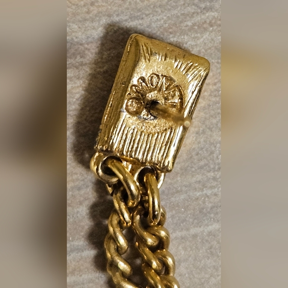 VINTAGE MONET SIGNED 18KT GOLD PLATED STUD CHAIN DANGLE 1.25" EARRINGS - Picture 5 of 6